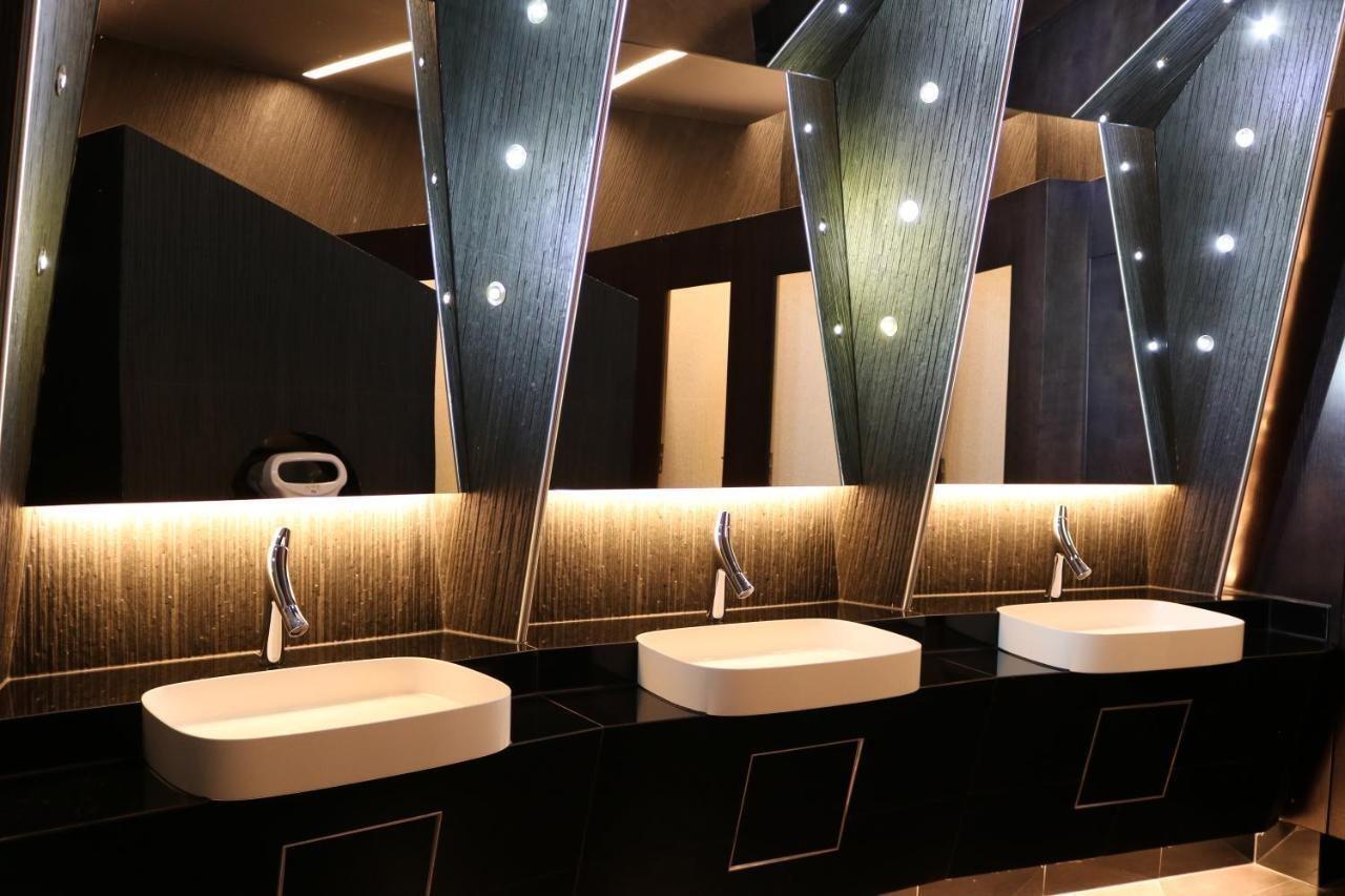 Hotel International Prishtina & Spa Приштина Экстерьер фото
