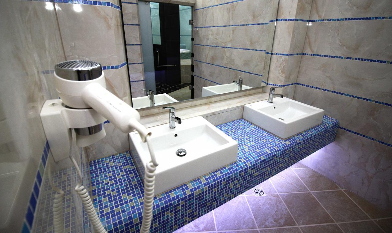 Hotel International Prishtina & Spa Приштина Экстерьер фото