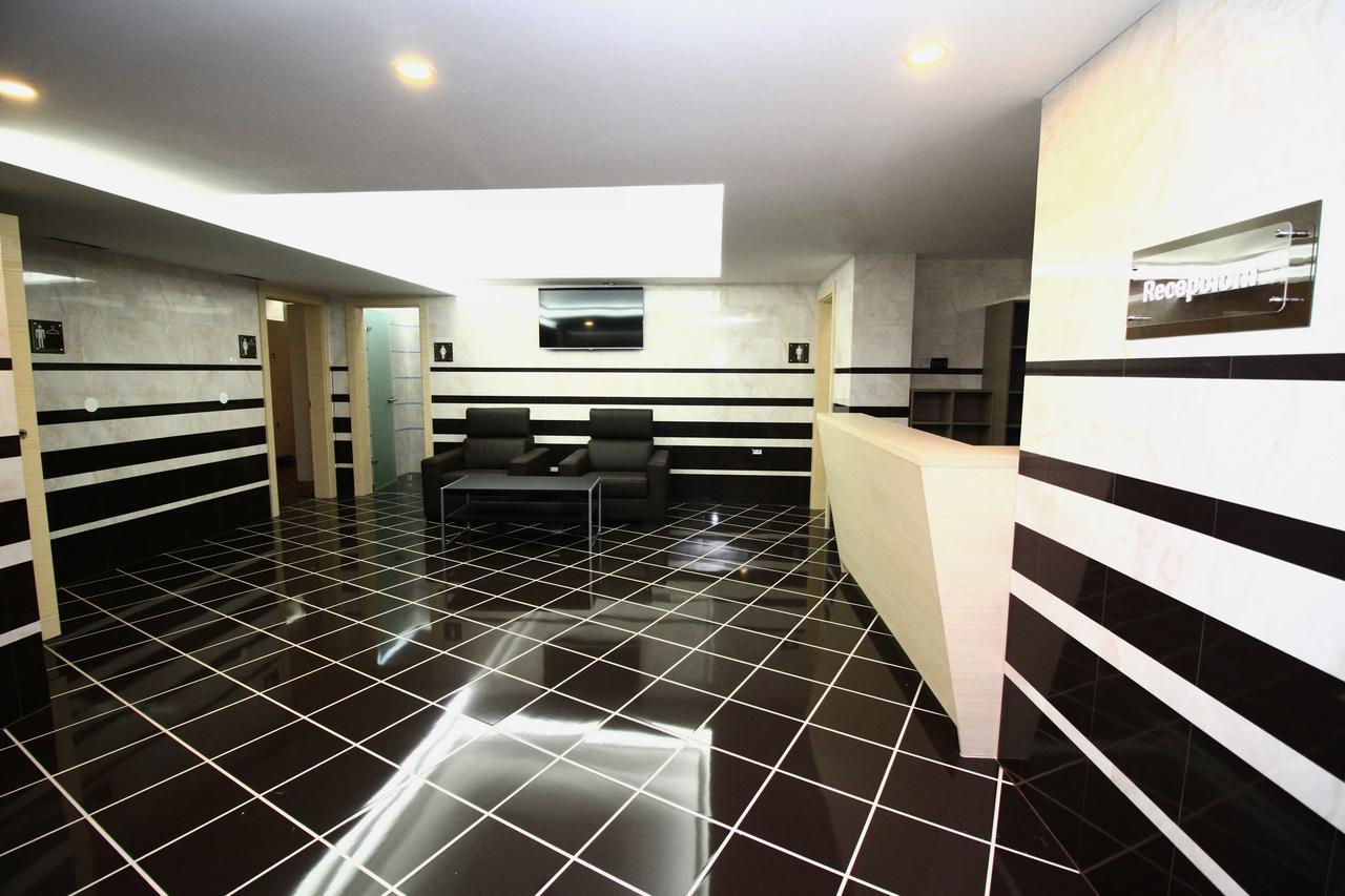 Hotel International Prishtina & Spa Приштина Экстерьер фото