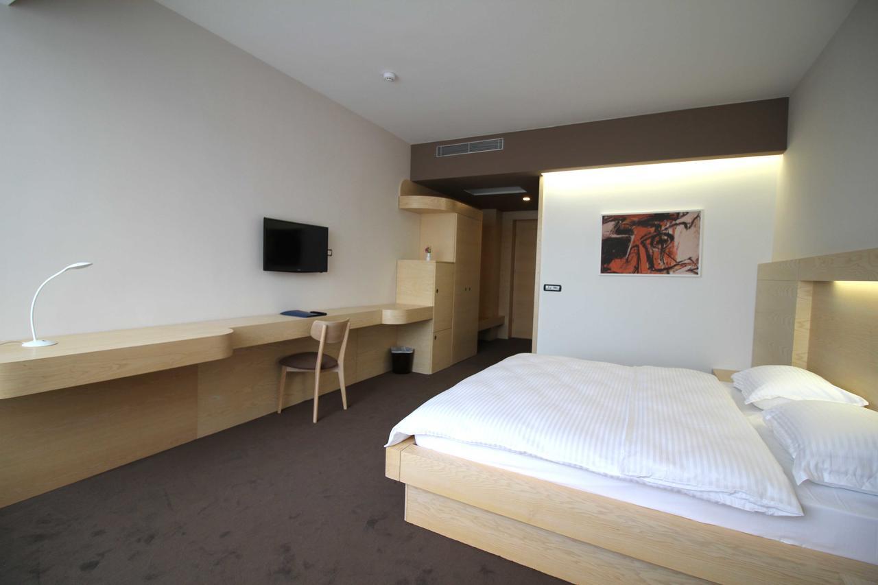 Hotel International Prishtina & Spa Приштина Экстерьер фото