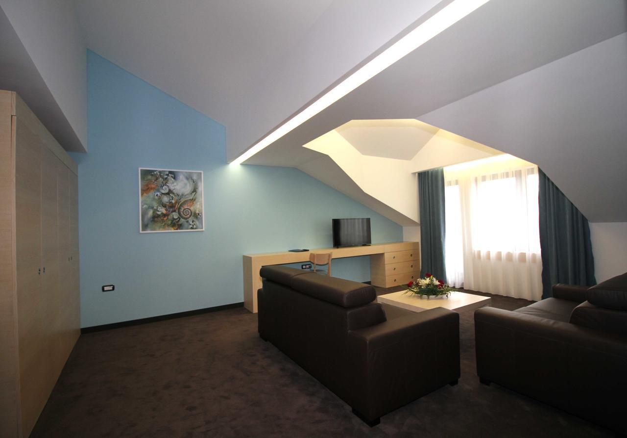 Hotel International Prishtina & Spa Приштина Экстерьер фото