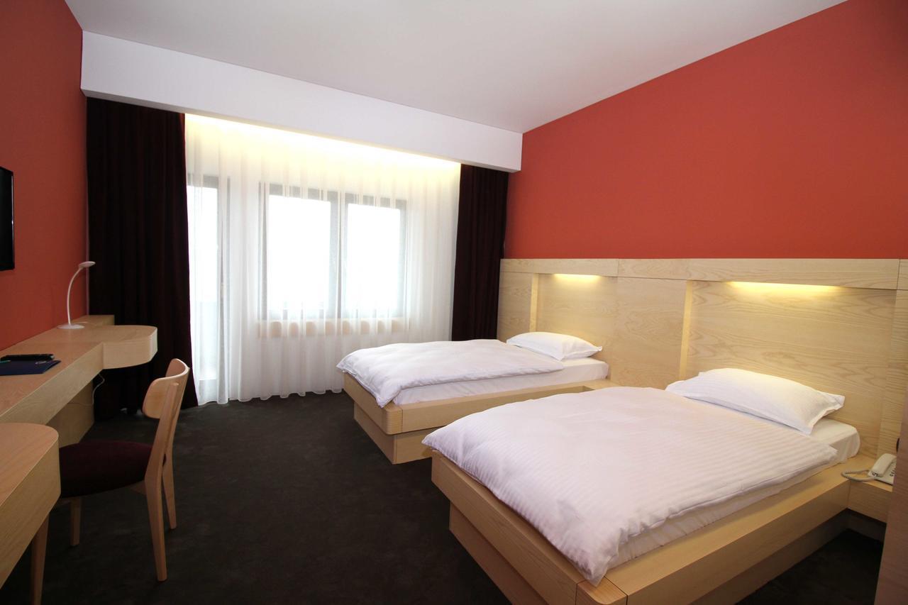 Hotel International Prishtina & Spa Приштина Экстерьер фото