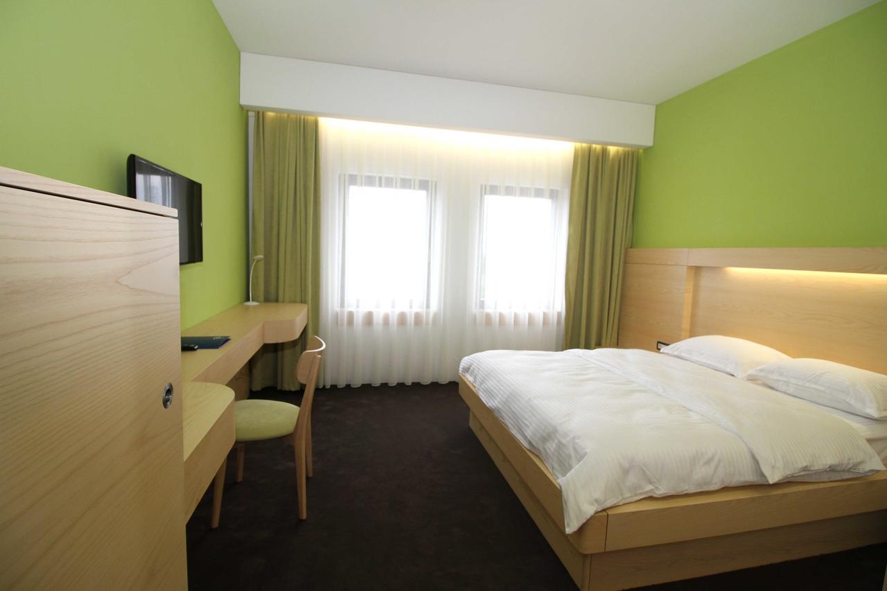 Hotel International Prishtina & Spa Приштина Экстерьер фото