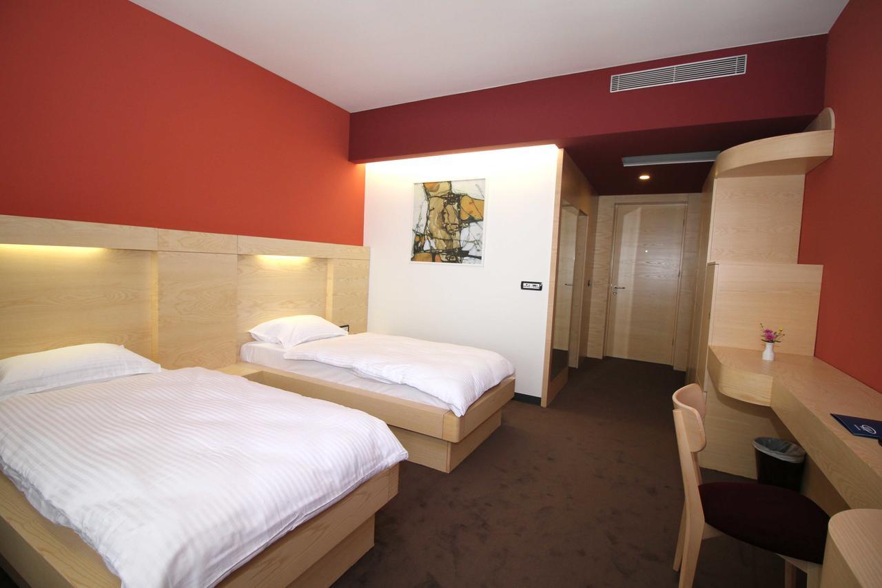 Hotel International Prishtina & Spa Приштина Экстерьер фото