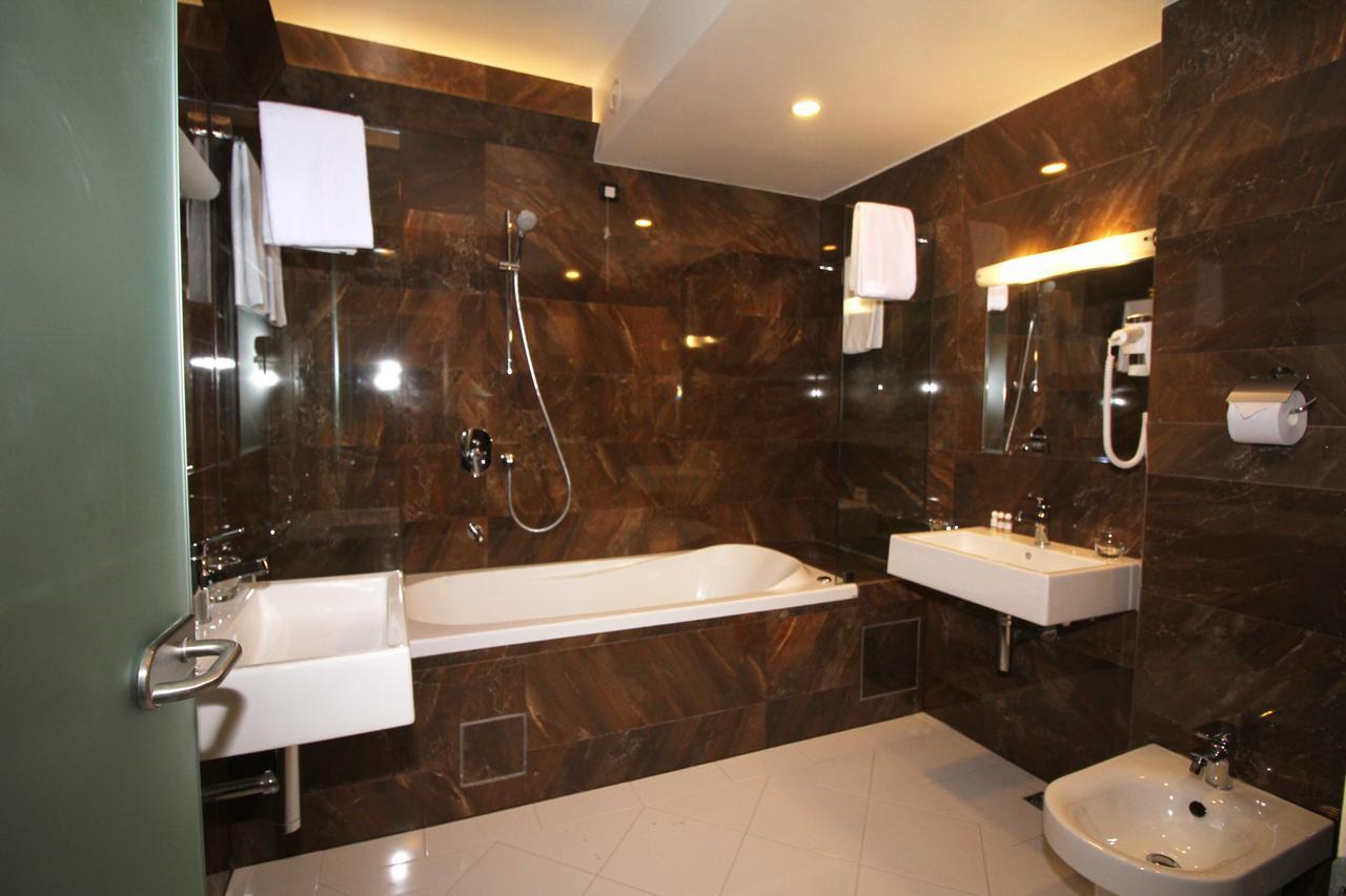 Hotel International Prishtina & Spa Приштина Экстерьер фото