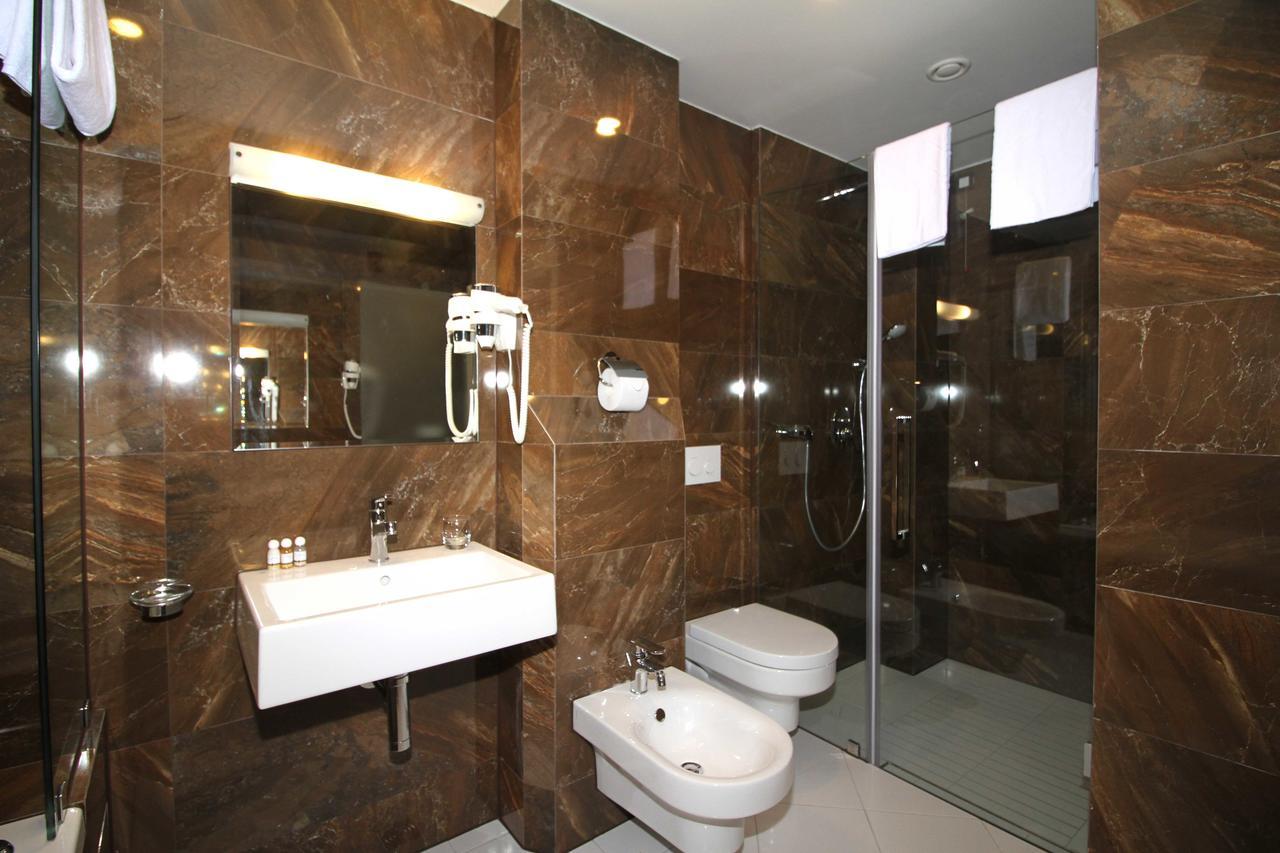 Hotel International Prishtina & Spa Приштина Экстерьер фото