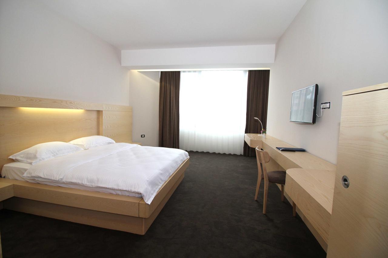 Hotel International Prishtina & Spa Приштина Экстерьер фото