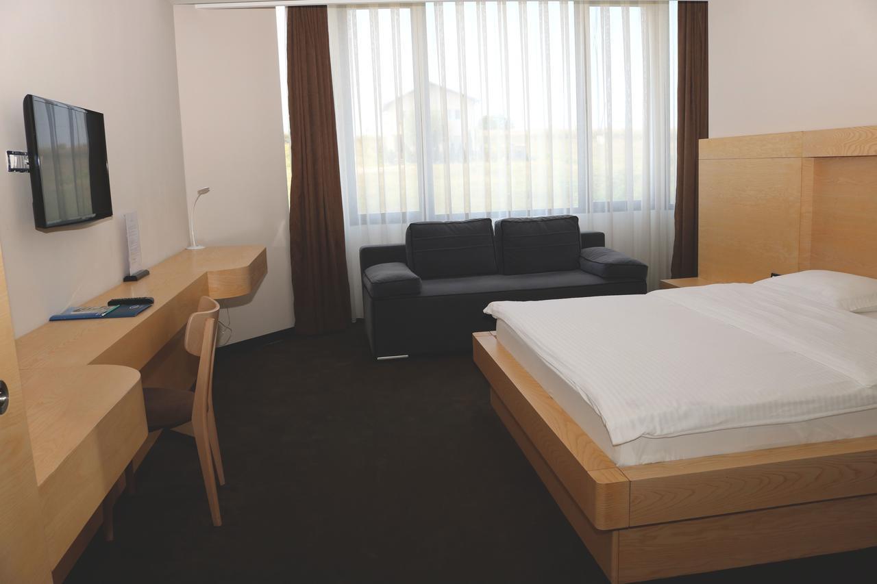 Hotel International Prishtina & Spa Приштина Экстерьер фото