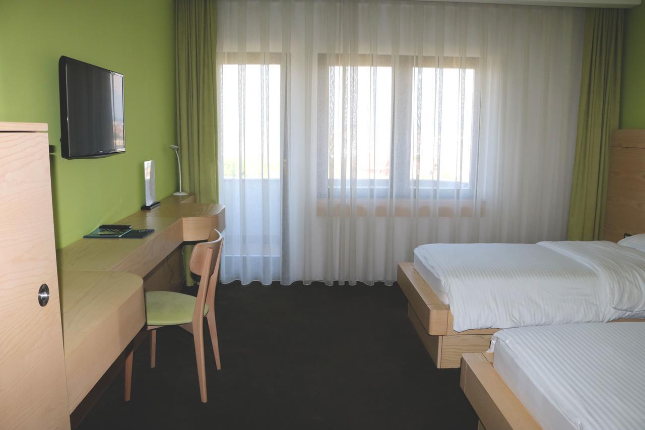 Hotel International Prishtina & Spa Приштина Экстерьер фото