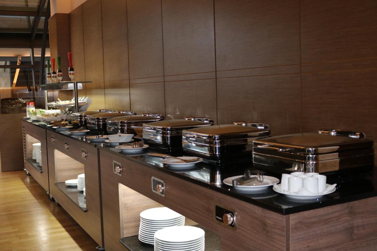 Hotel International Prishtina & Spa Приштина Экстерьер фото
